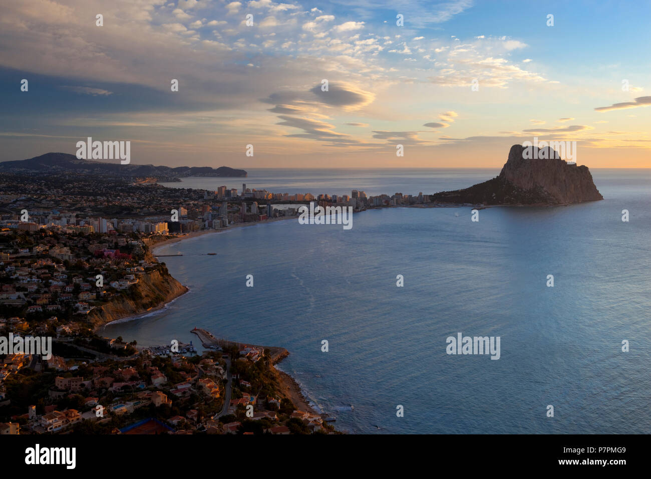 Sonnenaufgang über Calpe und den Penon de Fach Stockfoto