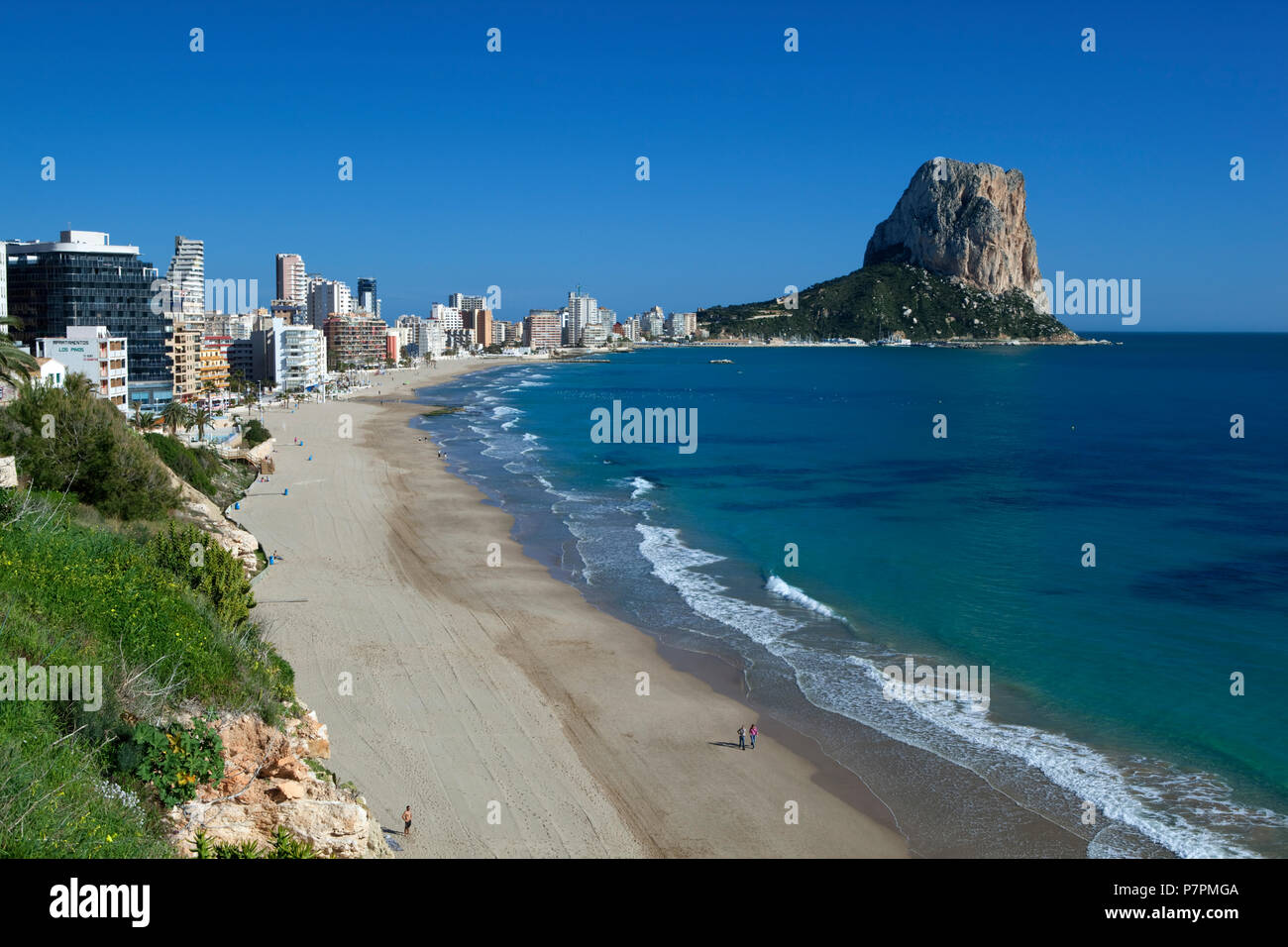 Blick auf ruhigen Strand im Winter auf den Penon de Fach Naturschutzgebiet Stockfoto