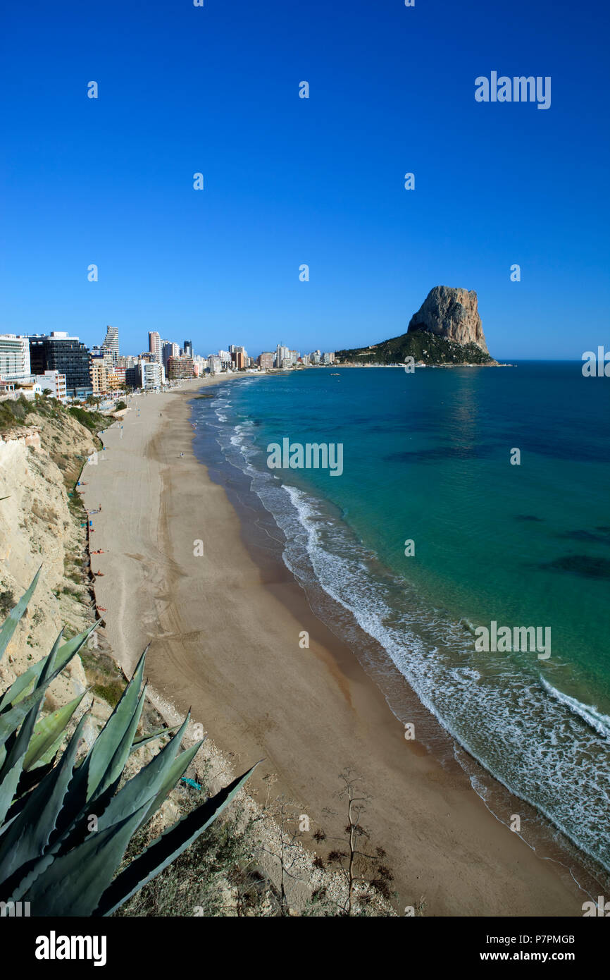 Blick auf ruhigen Strand im Winter auf den Penon de Fach Naturschutzgebiet Stockfoto