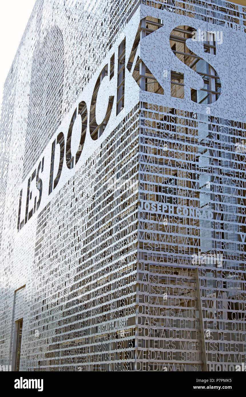 Fabelhafte Metallsieb mit ausgeschnittenen Buchstaben auf einem Ende der ehemaligen Lagerhalle, die jetzt Les Docks Dorf, eine Marseille Shopping und Office Center Stockfoto