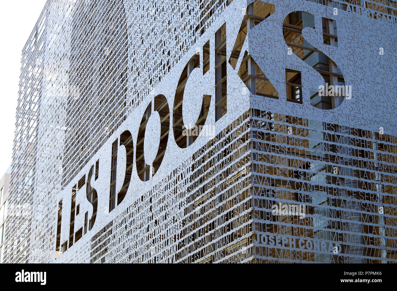Fabelhafte Metallsieb mit ausgeschnittenen Buchstaben auf einem Ende der ehemaligen Lagerhalle, die jetzt Les Docks Dorf, eine Marseille Shopping und Office Center Stockfoto