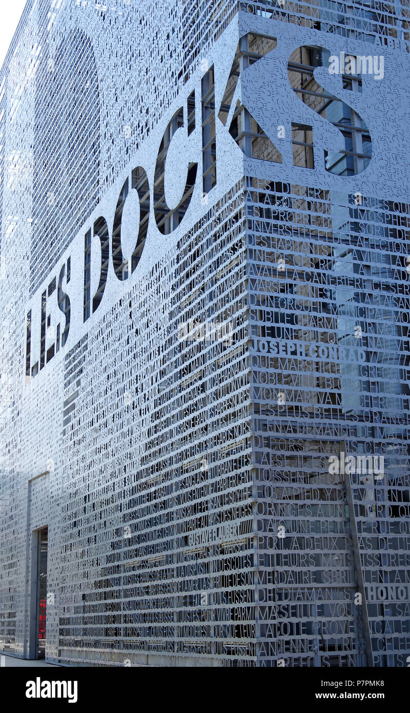Fabelhafte Metallsieb mit ausgeschnittenen Buchstaben auf einem Ende der ehemaligen Lagerhalle, die jetzt Les Docks Dorf, eine Marseille Shopping und Office Center Stockfoto