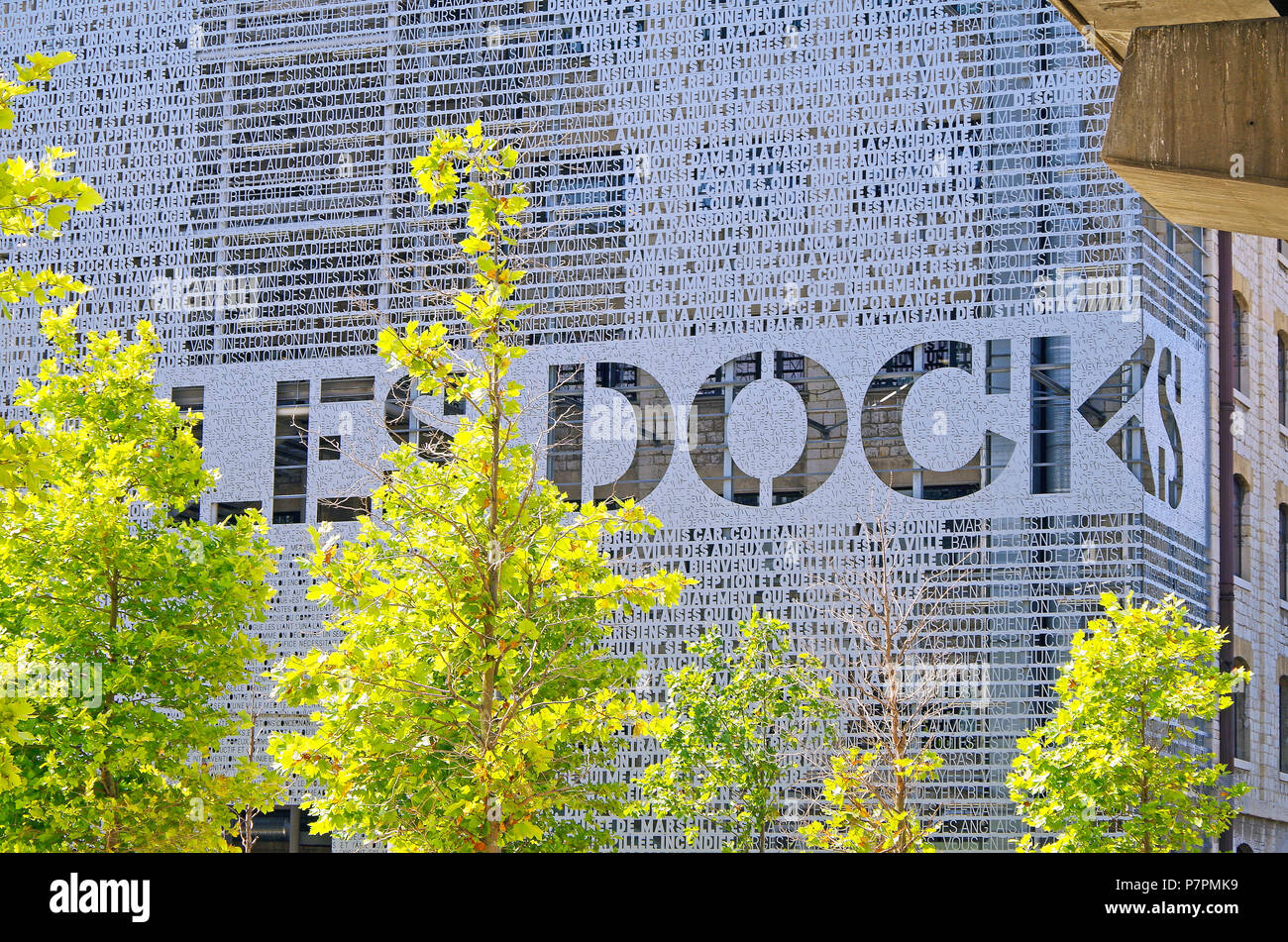 Fabelhafte Metallsieb mit ausgeschnittenen Buchstaben auf einem Ende der ehemaligen Lagerhalle, die jetzt Les Docks Dorf, eine Marseille Shopping und Office Center Stockfoto