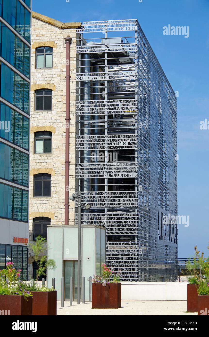 Fabelhafte Metallsieb mit ausgeschnittenen Buchstaben auf einem Ende der ehemaligen Lagerhalle, die jetzt Les Docks Dorf, eine Marseille Shopping und Office Center Stockfoto