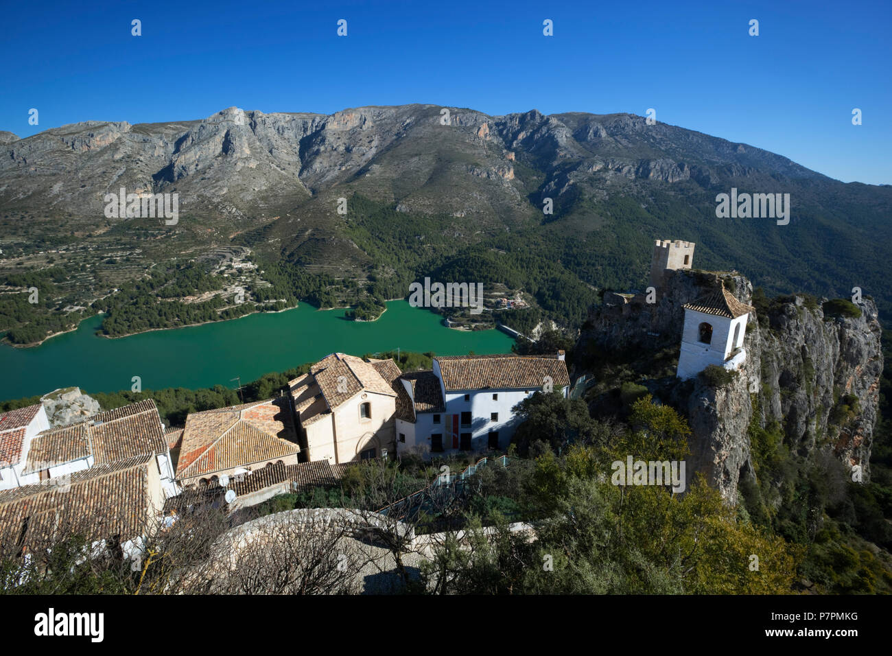 Blick auf alte Dorf und Glockenturm mit der Behälter unter Stockfoto