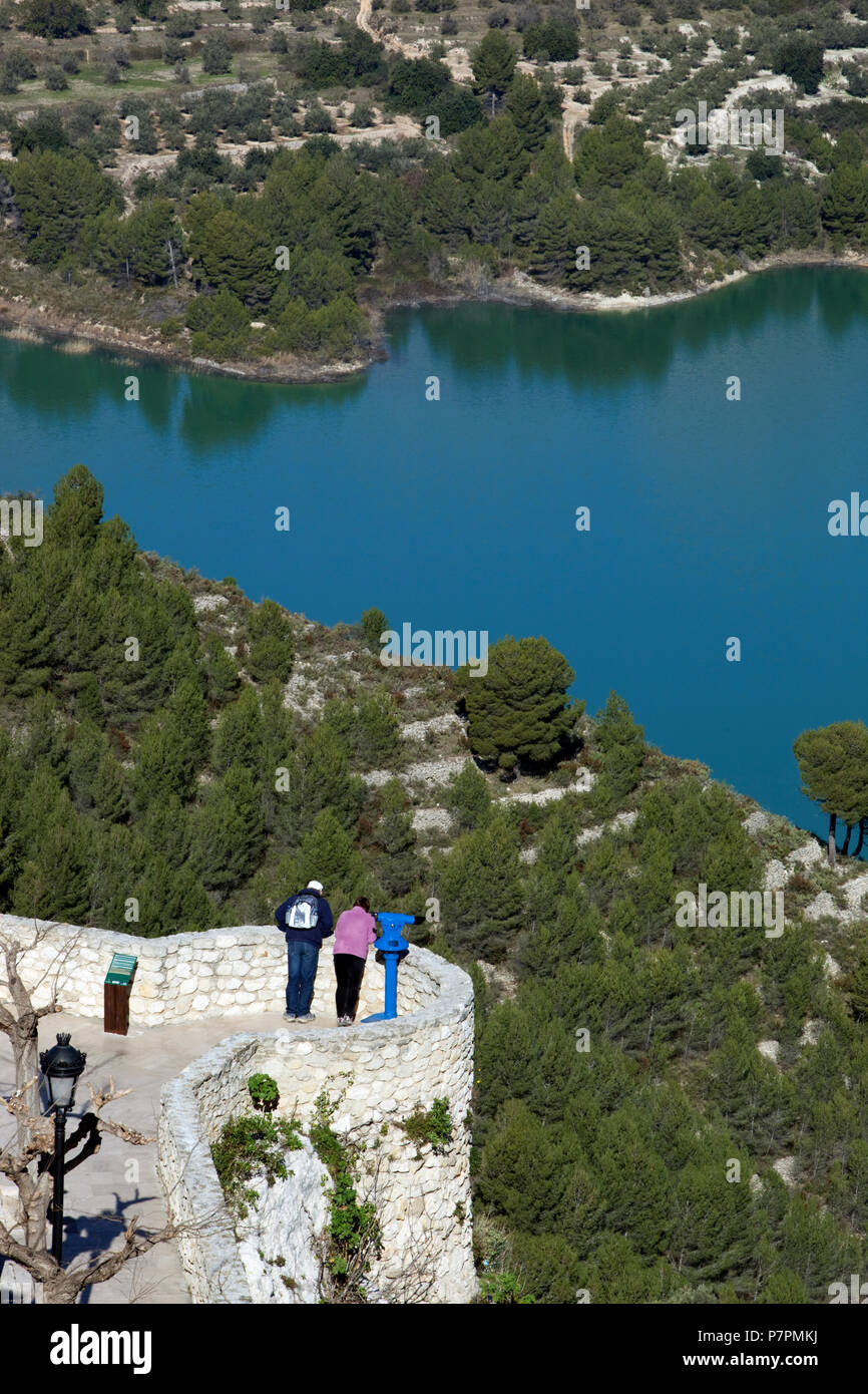 Touristen peering über Guadales Schloss Wände mit der Behälter unter Stockfoto