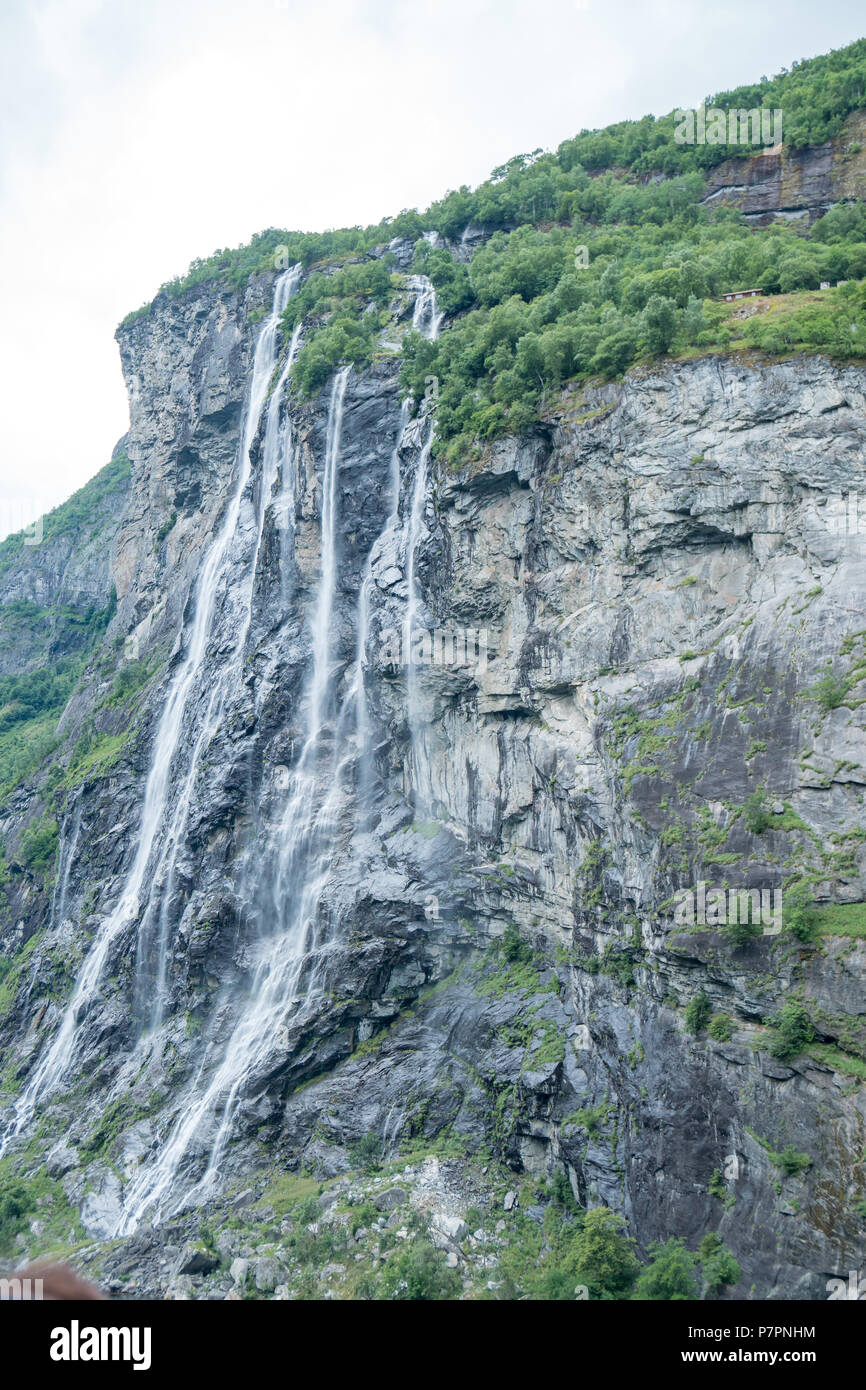 Sieben Schwestern Wasserfall im geirangerfjord, Norwegen von einem Kreuzfahrtschiff grossen Wasserfall gesehen Stockfoto