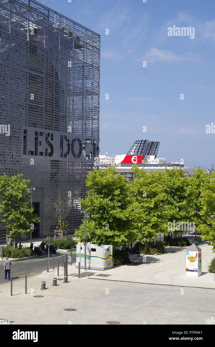 Fabelhafte Metallsieb mit ausgeschnittenen Buchstaben auf einem Ende der ehemaligen Lagerhalle, die jetzt Les Docks Dorf, eine Marseille Shopping und Office Center Stockfoto