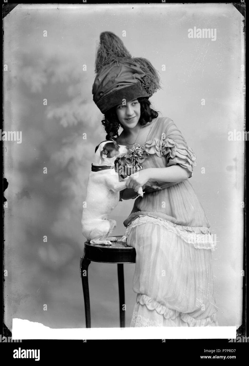 Jeanetta de Fagetta, odaterat porträtt 1910-Tal. Glasnegativ 220 Jeanetta de Fagetta, rollporträtt - SMV-GF004 Stockfoto