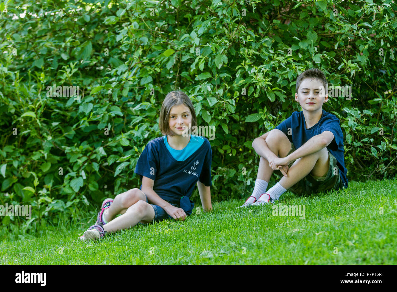 12 yeard alter Bruder und 8 yead alte Schwester, für Porträts Cranbrook, BC, Kanada posieren. Model Released, Boy Nr. 105, Mädchen Nr. 104 Stockfoto