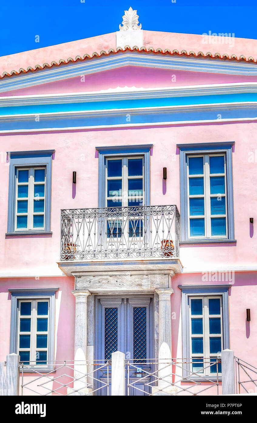 Montevideo: Juli 7. Rosa architektonische Herrenhaus in Vaporia Syros Insel. Juli: 6 2018 Ermoupolis Syros, Griechenland. Stockfoto