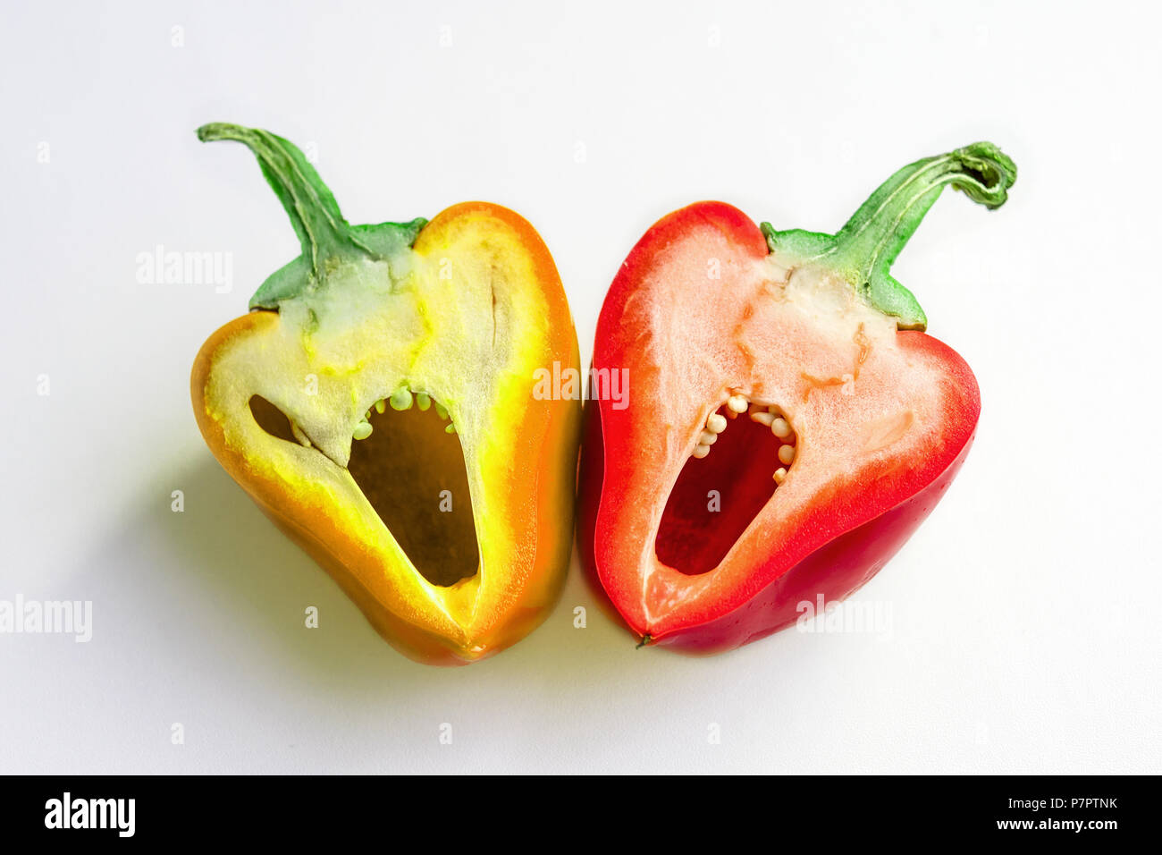 Paprika gelb und rot der bulgarischen, der zwei Teile, in der Nähe Stockfoto