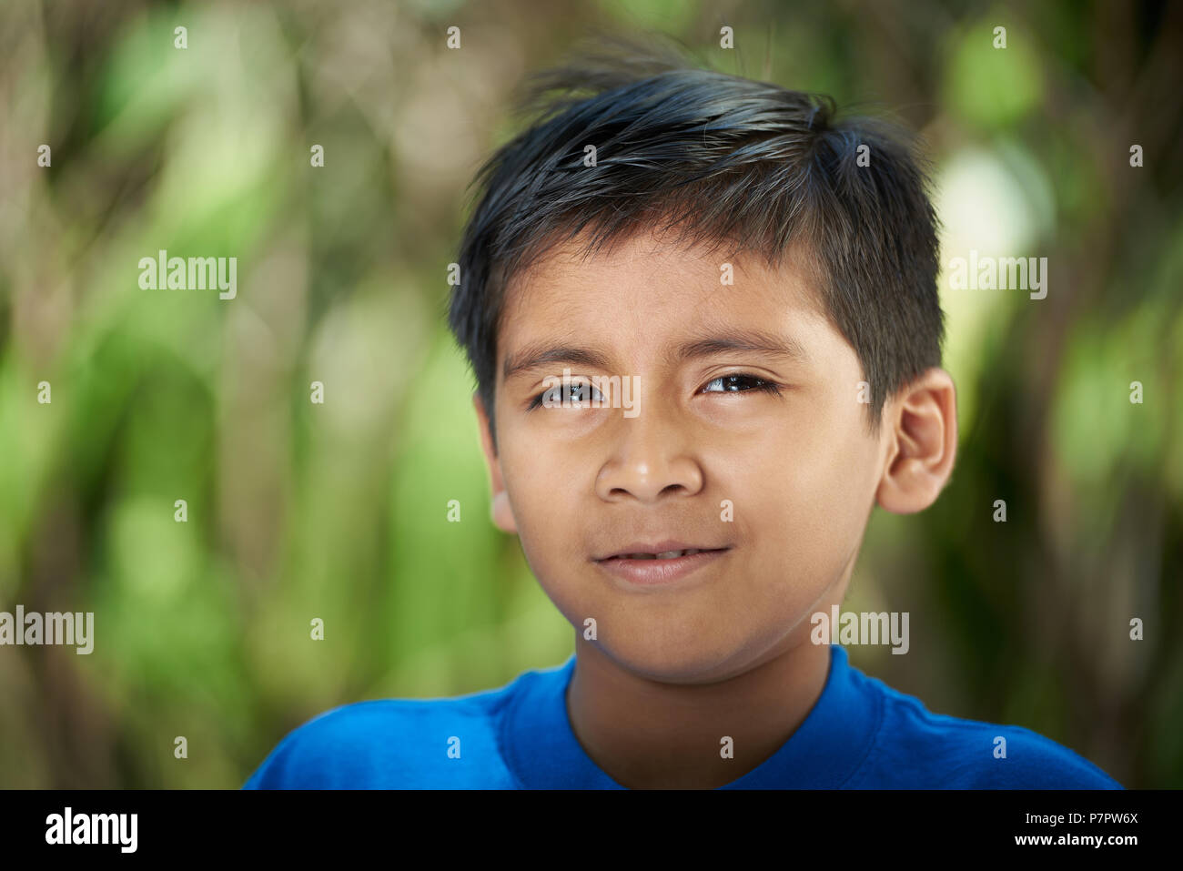 Portrait der hispanischen Junge auf Sommer Sonne Licht verschwommenen Hintergrund Stockfoto