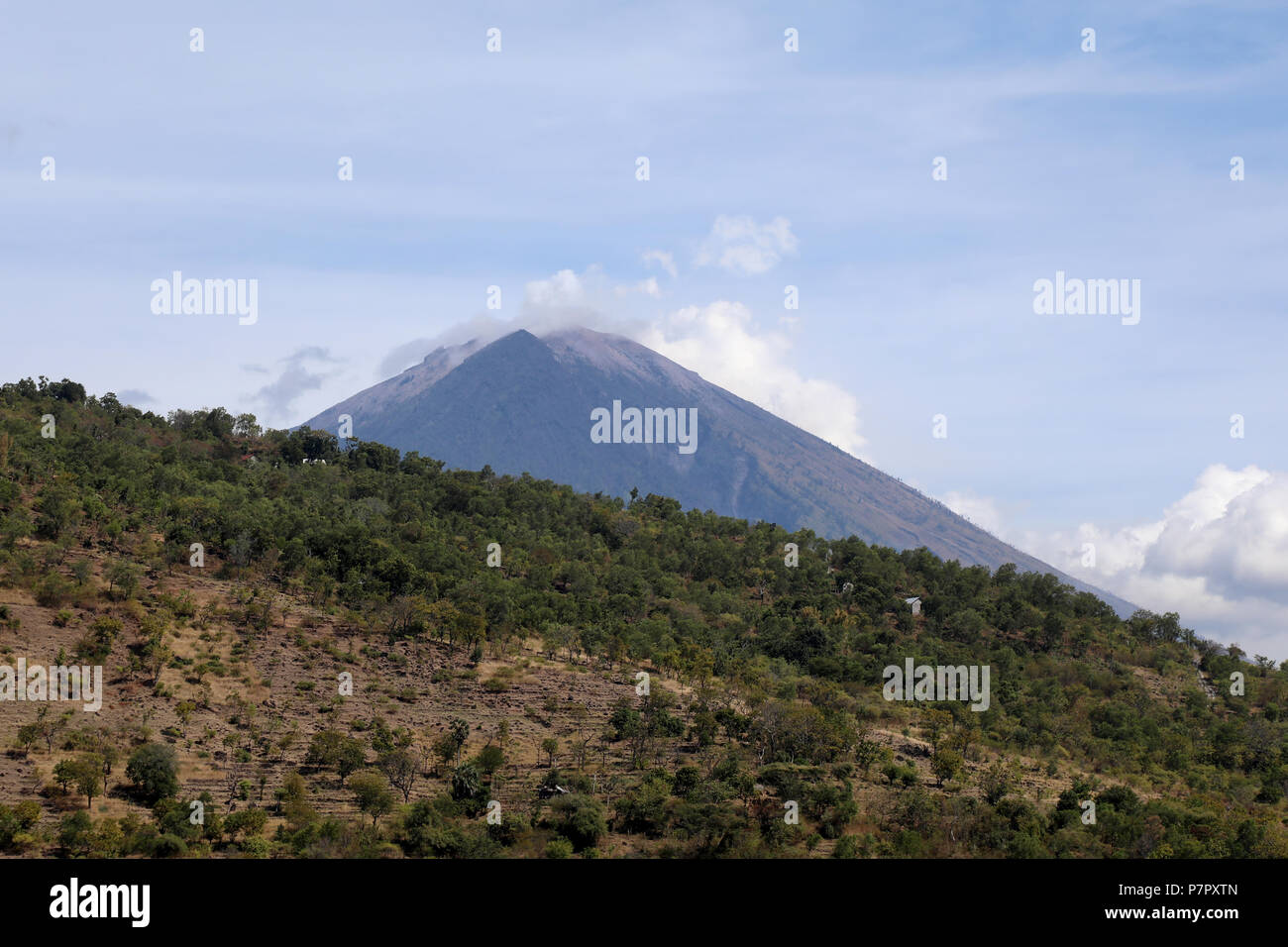 Amed, Indonesien - 3. Juli 2018: Blick auf den rauchenden Vulkan Mount Agung in Ost Bali, Indonesien Stockfoto