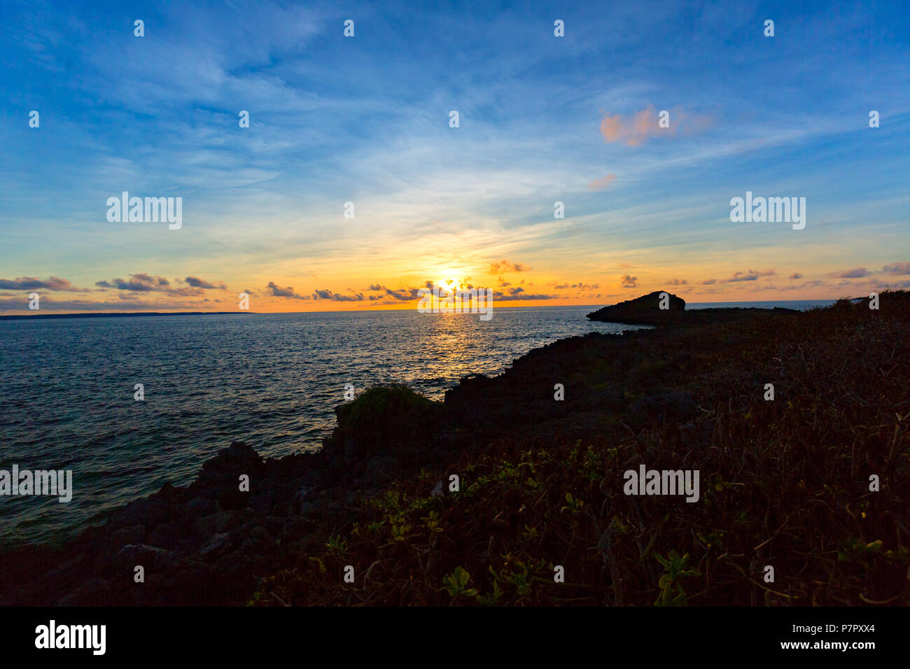Sonnenuntergang im Ostchinesischen Meer, Okinawa, Japan Stockfoto