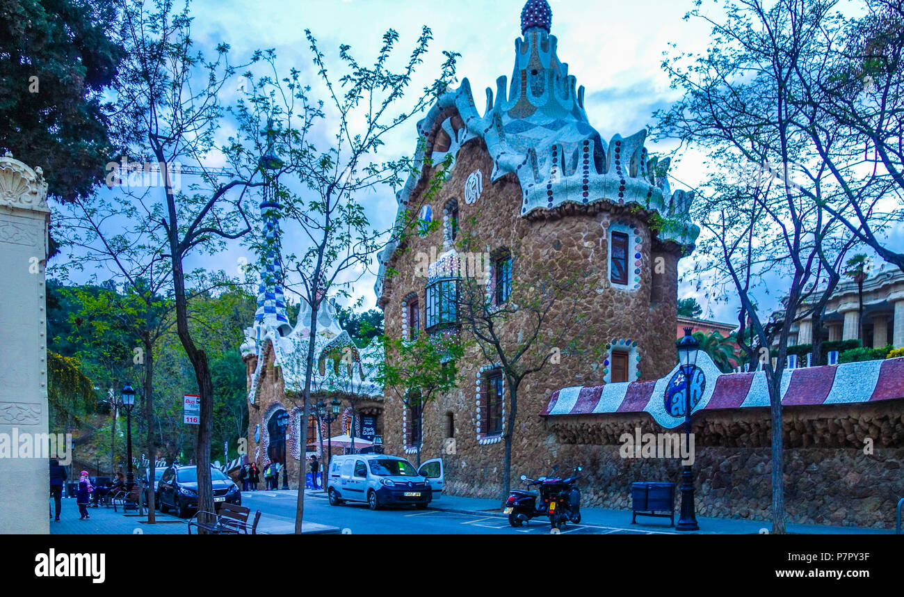 BARCELONA, SPANIEN - 27. März 2017: Seltsame und doch wundervolle Haus von Gaudi kunst Farben inspiriert, einzigartiges Design, Dream House Stockfoto