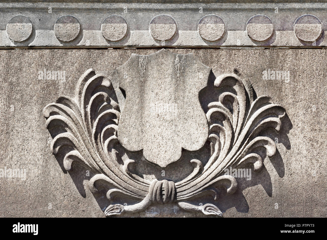 Alte steinerne Wappen der Arm, heraldische Wappen mit floralen Details Stockfoto