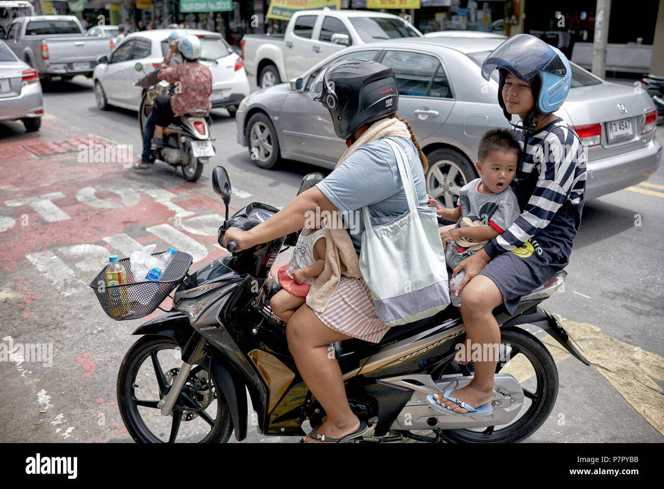 Thailändische Familie Auf Motorrad Stockfotos und -bilder Kaufen - Alamy