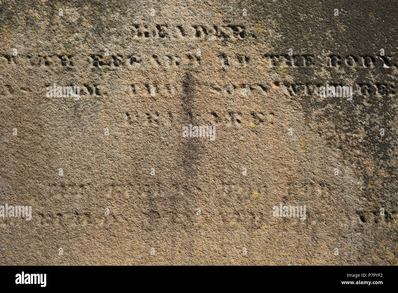 Unser Stein Oberfläche mit teilweise lesbar eingravierten lateinischen Buchstaben abgenutzt Stockfoto