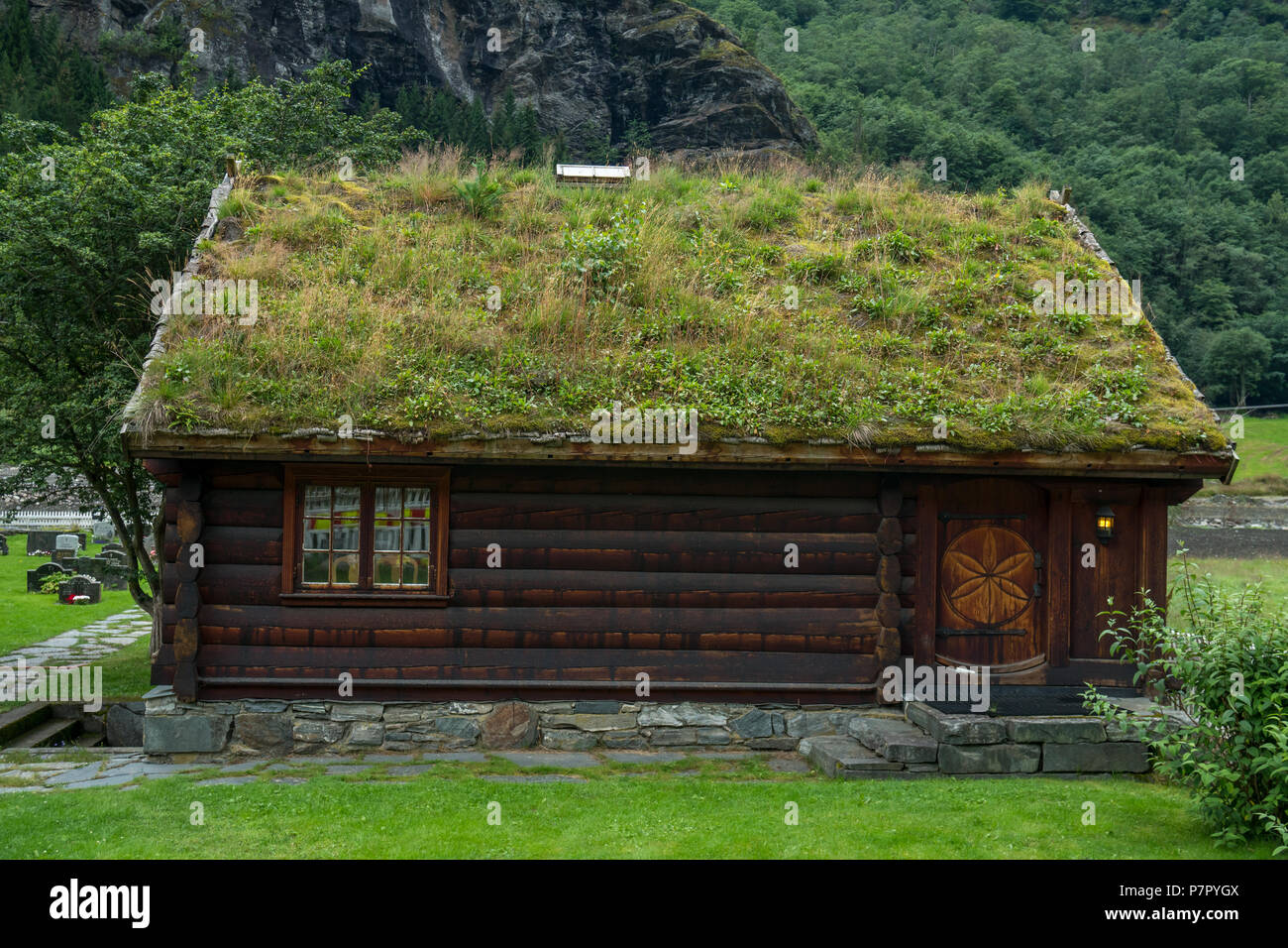 Alte Holzhaus mit Grasdach in den Fjorden Norwegens mit Stockfoto