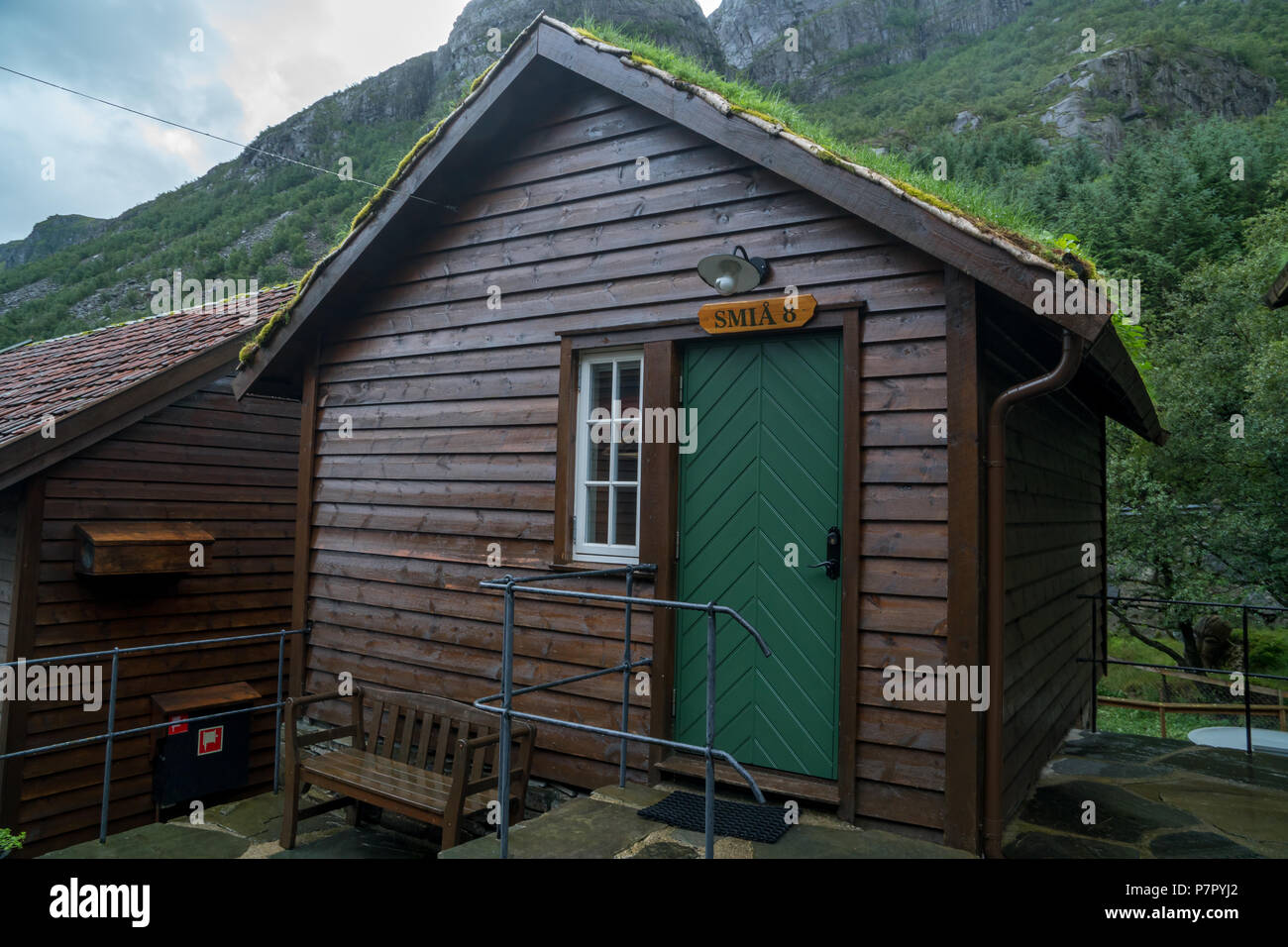 Traditionelle norwegische Holzhaus. Typisch norwegische Haus. Typisch norwegische Haus mit Gras auf dem Dach Norwegens Stockfoto