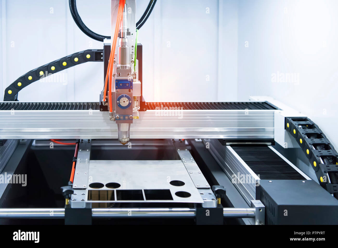 Laserschneidanlage Steuerung von CNC-Programm Stockfoto