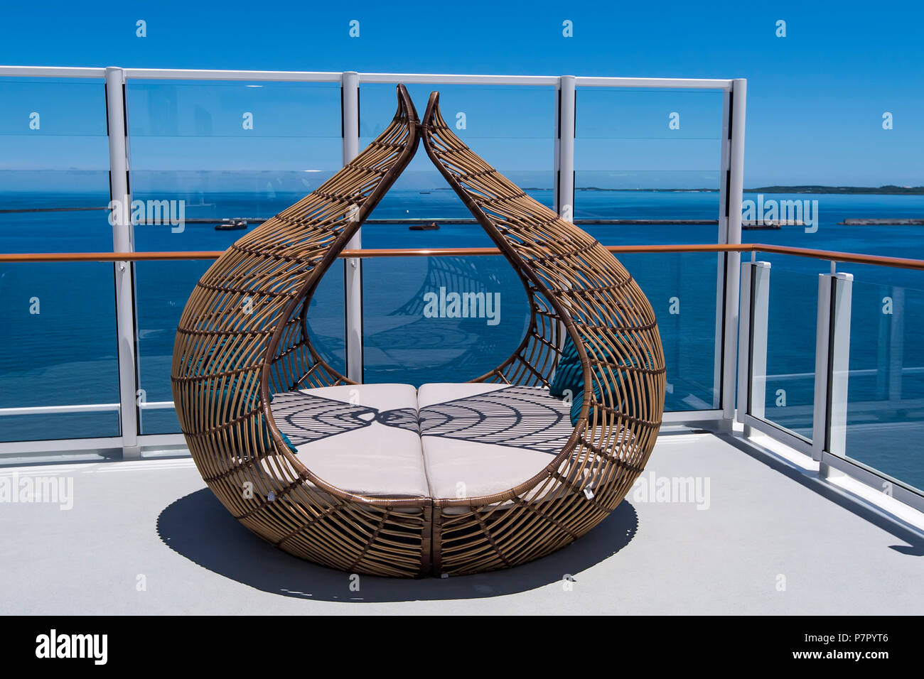Rattan Sonnenliegen auf dem Deck eines luxuriösen Kreuzfahrtschiff Stockfoto