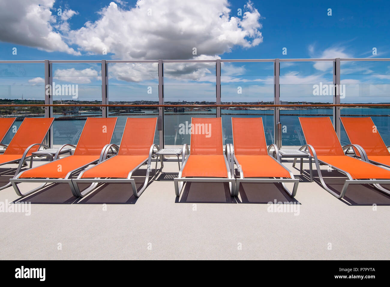 Reihen mit bunt gestreiften Liegestühle auf dem Deck eines luxuriösen Kreuzfahrtschiff Stockfoto