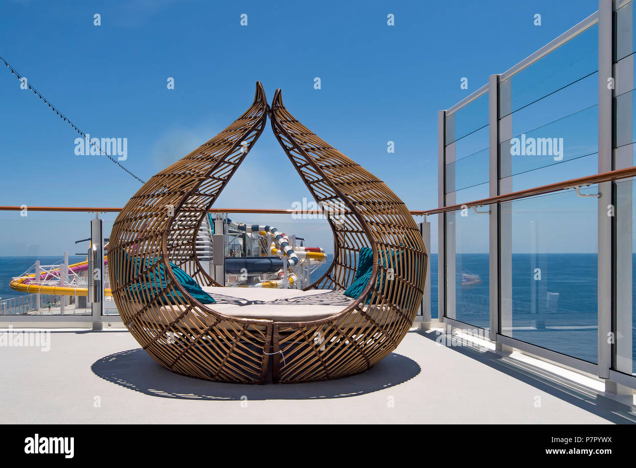 Rattan Sonnenliegen auf dem Deck eines luxuriösen Kreuzfahrtschiff Stockfoto
