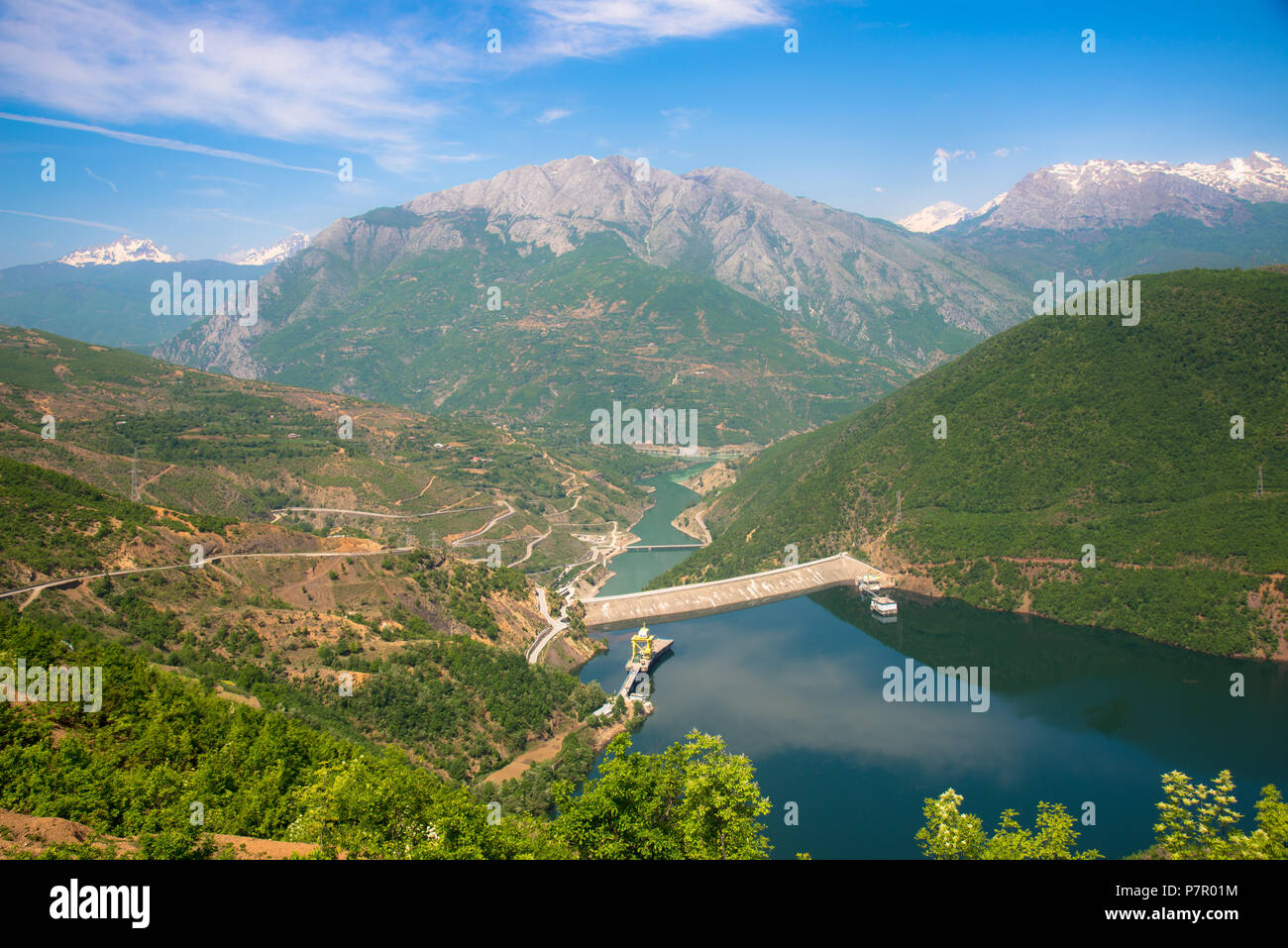 Blick auf Staudamm in Fluss Drin bei Fierze, Albanien Stockfoto