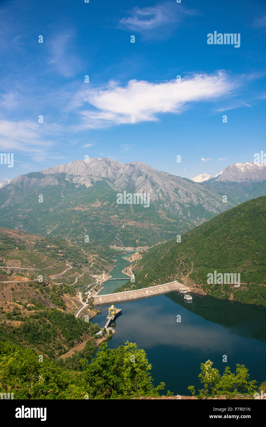 Blick auf Staudamm in Fluss Drin bei Fierze, Albanien Stockfoto