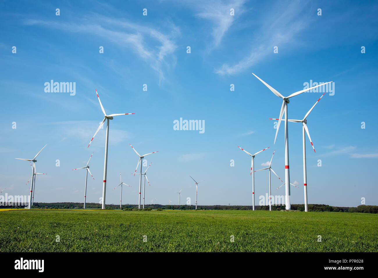 Moderne Windenergieanlagen an einem sonnigen Tag in Deutschland gesehen Stockfoto