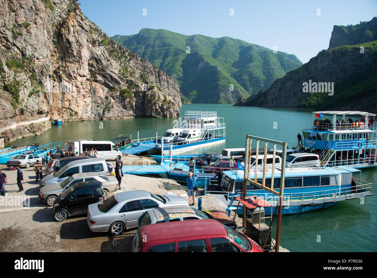 Mit dem Boot von Fierze zu Komani am Fluss Drin, Albanien Stockfoto