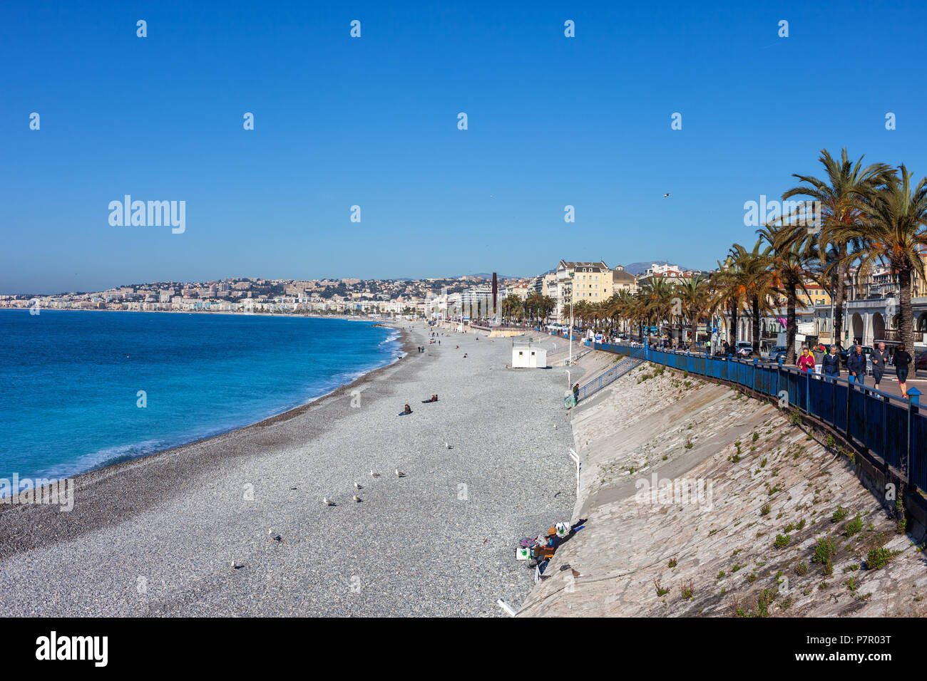 Frankreich, schöne Stadt, Strand an der französischen Riviera entlang der Promenade des Anglais und vom Mittelmeer, sonniger Tag mit klaren Himmel Stockfoto