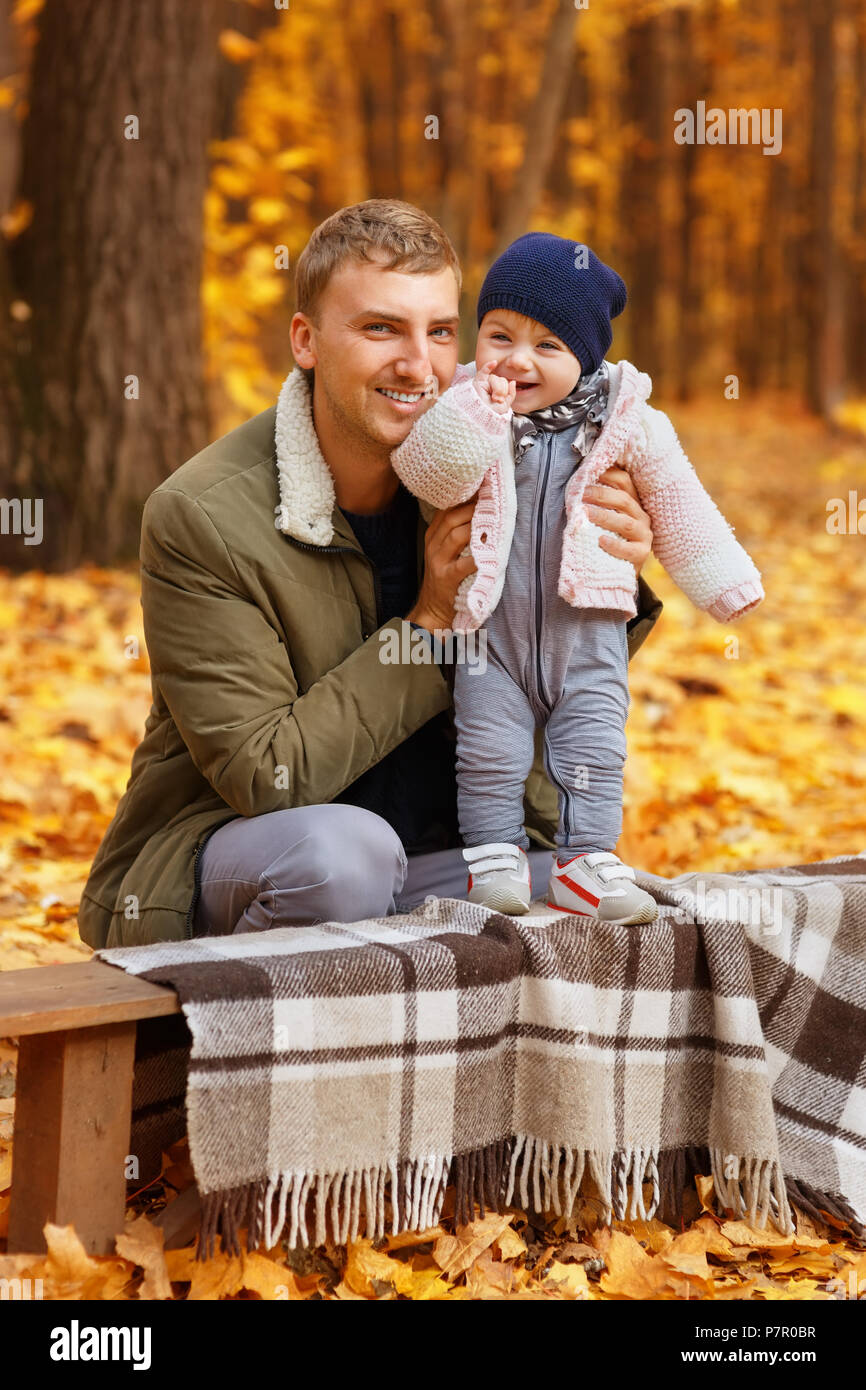 Junge Vater mit einer kleinen Tochter im Herbst Park Stockfoto