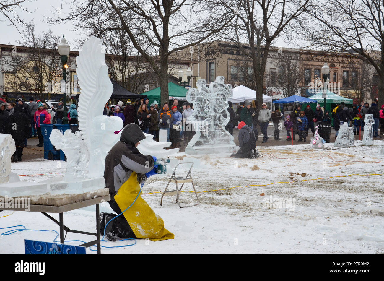 PLYMOUTH, MI/USA - Januar 13, 2018: Ein Eis Carver arbeitet auf einem Adler Stück an der Plymouth Ice Festival Stockfoto