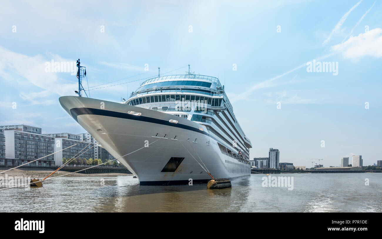 Die norwegische Kreuzfahrtschiff Viking Sky günstig auf der Themse in Greenwich, London, England. Dieses Kreuzfahrtschiff wurde im Januar 2017 gestartet. Stockfoto