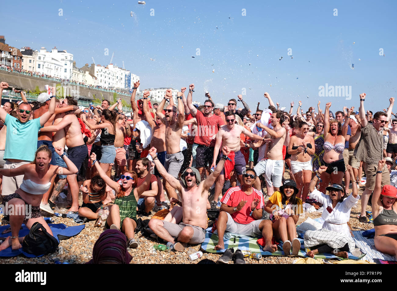 Brighton UK 7. Juli 2018 - England Fans das zweite Tor durch Dele Alli gegen Schweden, da sie einen riesigen Bildschirm auf Brighton Beach in das WM-Viertelfinale Fußballspiel zwischen England und Schweden watch Feiern Stockfoto