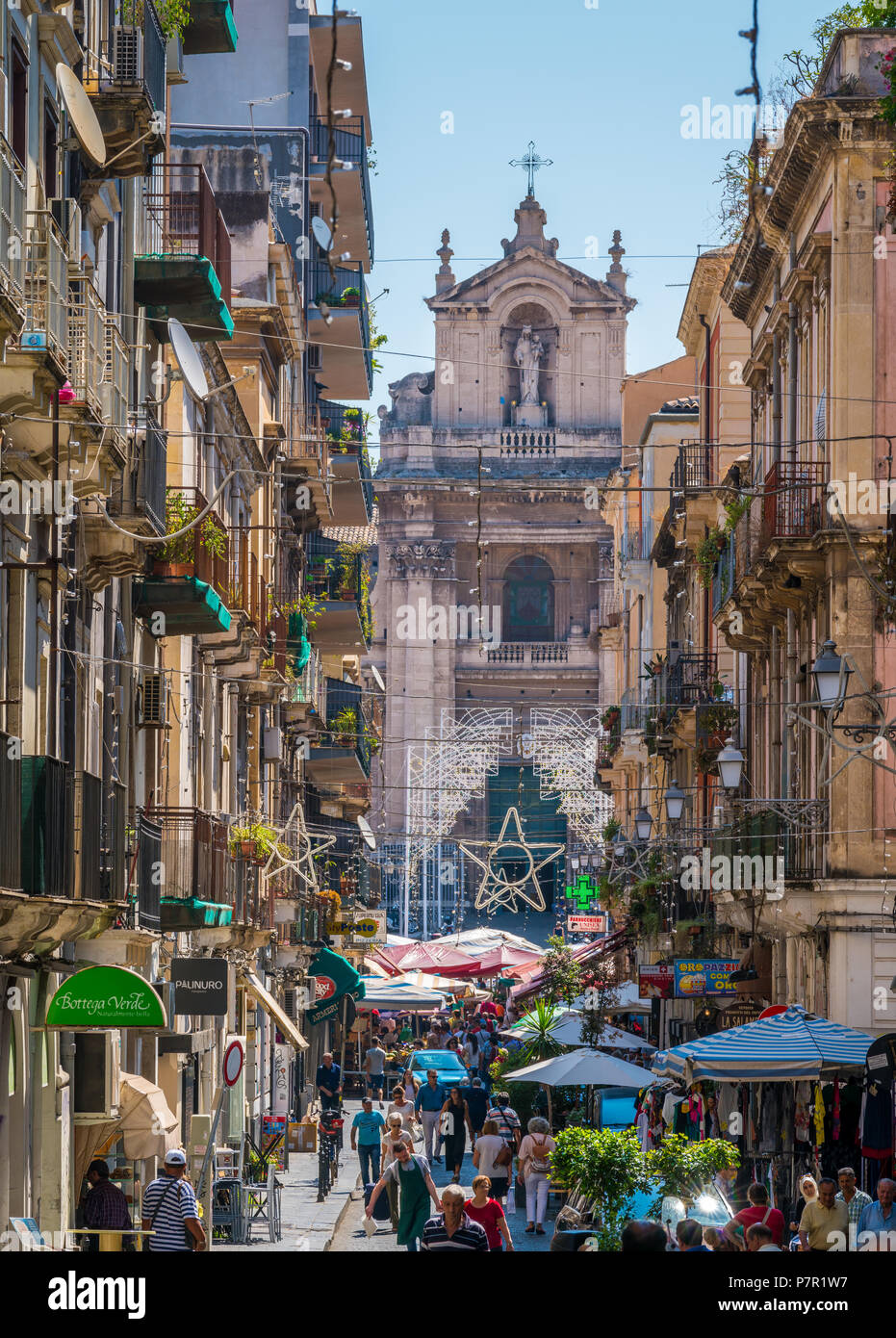 Die malerische Via Pacini in Catania, mit dem Heiligtum der Madonna del Carmine im Hintergrund. Stockfoto