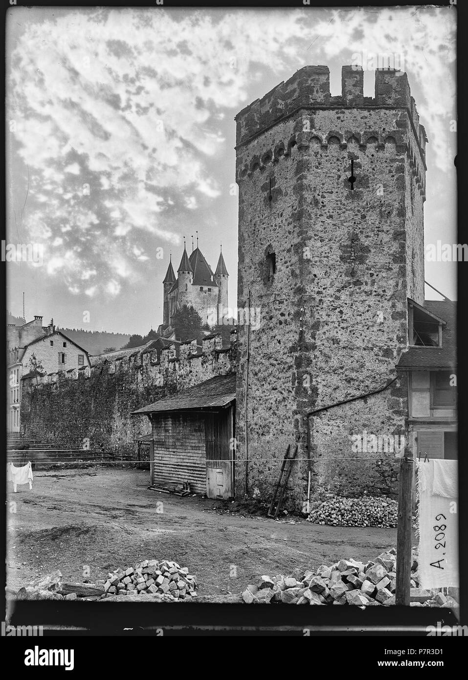 Thun, Stadtmauer, Vue partielle; Vue partielle de Murs de la Ville depuis la Bernerstrasse; à l'arrière-Plan, le Château.. Zwischen 1898 und 1907 83 CH-NB-Thun, Stadtmauer, Vue partielle - Sammlung Max Van Berchem - EAD -6704 Stockfoto