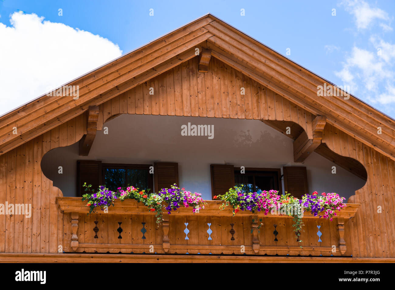 Traditionelle Tiroler Chalet mit Blumen auf dem Balkon in Südtirol in Italien im Sommer Stockfoto