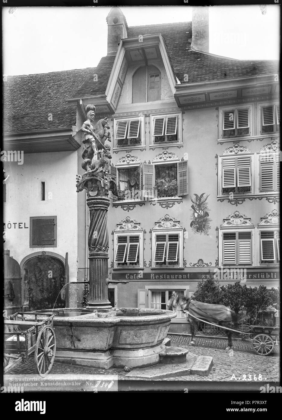 Solothurn, St. Georgsbrunnen, Vue d'ensemble; Vue d'ensemble de la Fontaine de St. Georges située Devant le Café Jägerstubli. 1901 83 CH-NB-Solothurn, St. Georgsbrunnen, Vue d'ensemble - Sammlung Max Van Berchem - EAD -6932 Stockfoto
