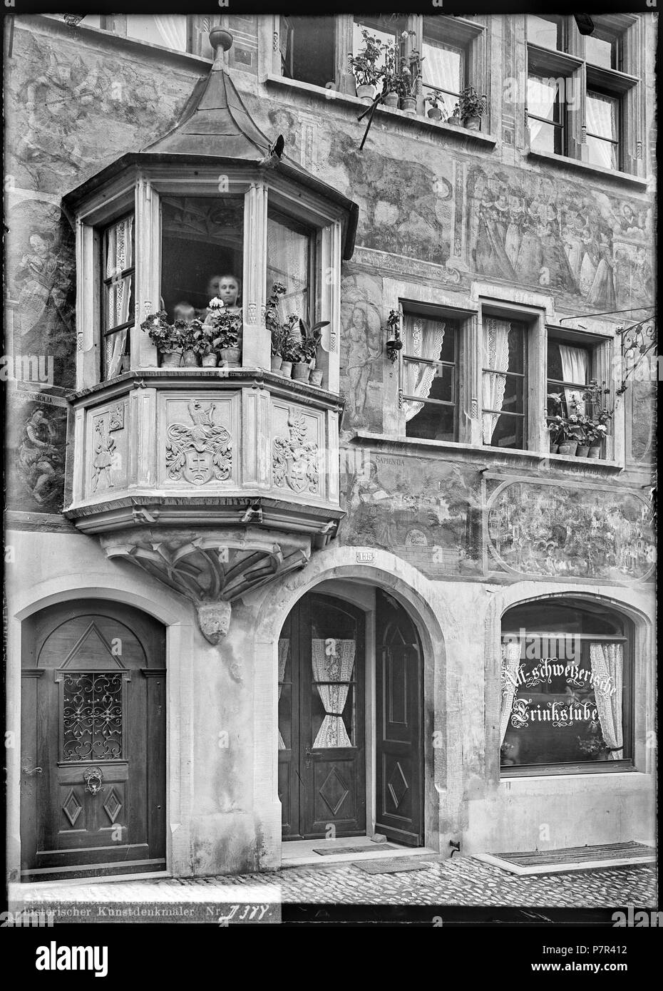 Stein am Rhein, Gasthaus Rother Ochsen, Fassade, Vue partielle; Vue partielle de la Façade du Restaurant Rother Ochsen situé sur la Rathausplatz. 1902 83 CH-NB-Stein am Rhein, Gasthaus Rother Ochsen, Fassade, Vue partielle - Sammlung Max Van Berchem - EAD-6975 Stockfoto