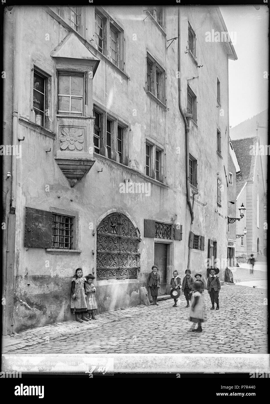 Chur, Haus, Fassade, Vue partielle; Vue partielle de la Fassade côté rue d'une Maison à Bienne (Chur) dans le Canton des Grisons avec Trois enfants appuyés contre le Mur. 1900 69 CH-NB-Chur, Haus, Fassade, Vue partielle - Sammlung Max Van Berchem - EAD -7026 Stockfoto