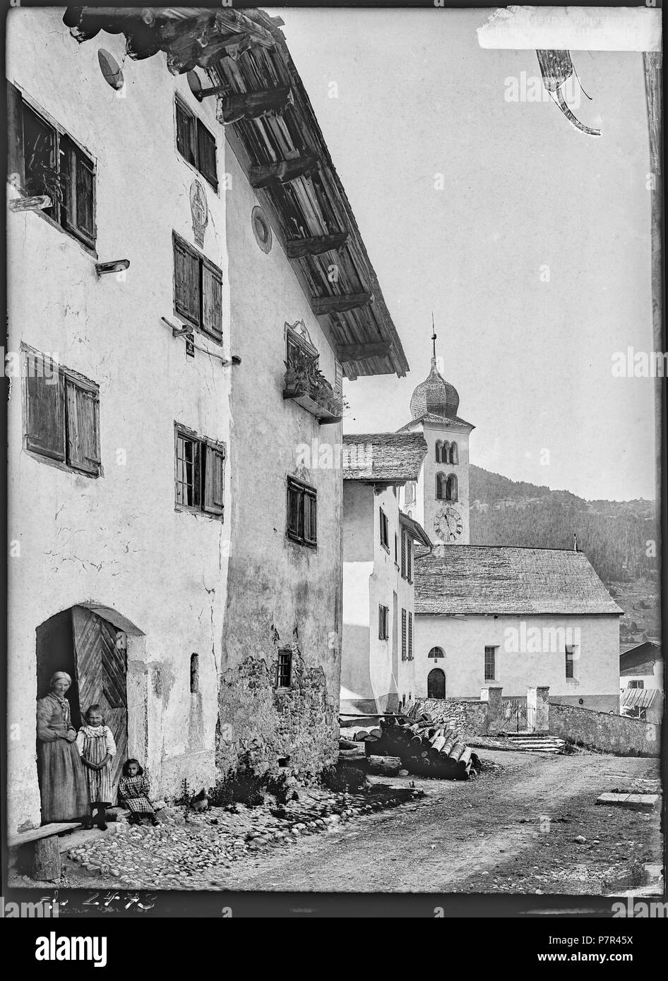 Ilanz, Haus, Fassade, Vue partielle; Vue partielle d'une rue est Fassaden des Maisons de la bordant, ainsi que du Clocher De l'église de la Ville de Ilanz dans le Canton des Grisons. 1900 72 CH-NB-Ilanz, Haus, Fassade, Vue partielle - Sammlung Max Van Berchem - EAD -7038 Stockfoto