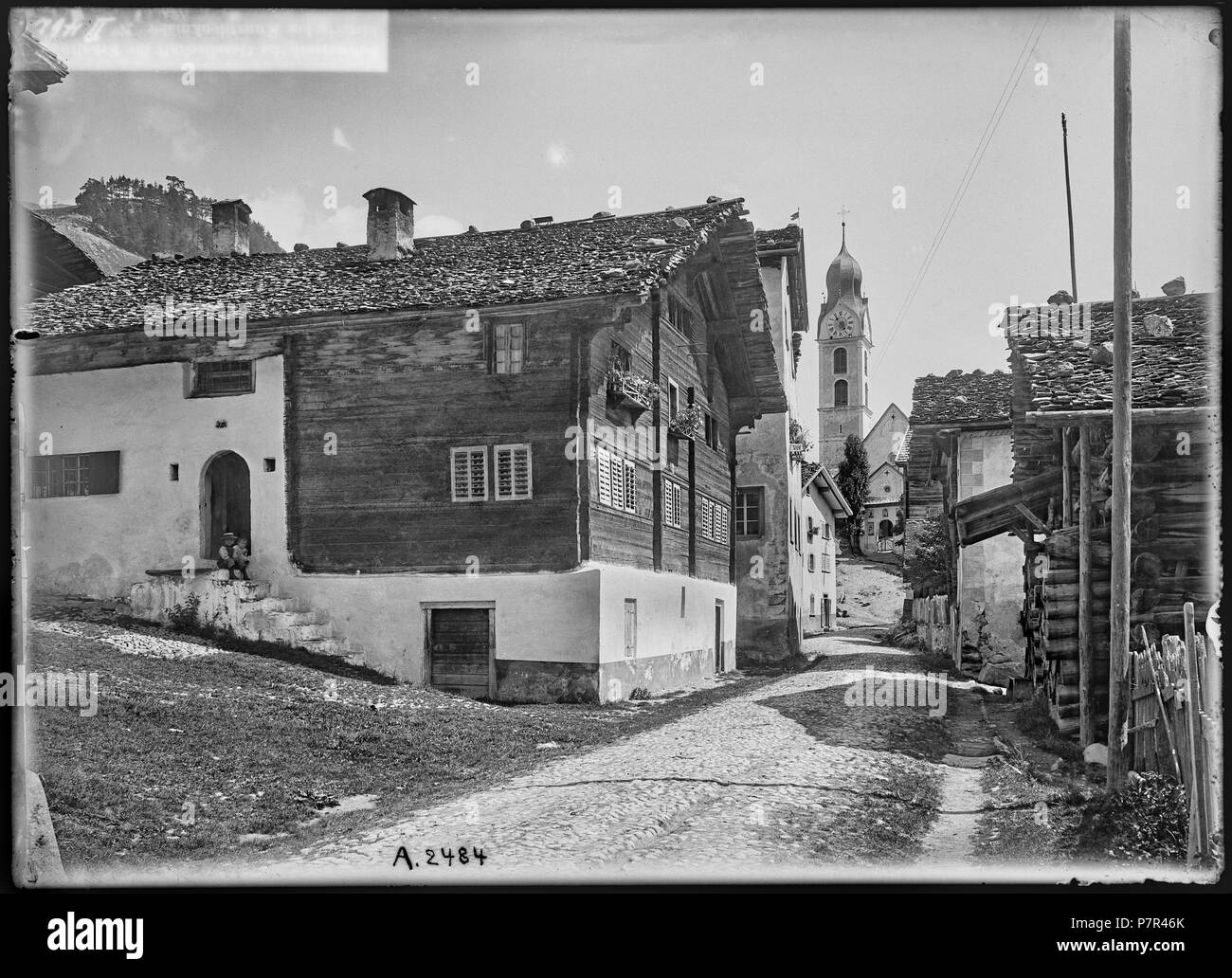 Sumvitg, Vue partielle; Vue partielle d'une Rue, des Maisons qui La bordent et de l'Église de Sumvitg, dans le Canton de Graubünden. 1900 83 CH-NB-Sumvitg, Vue partielle - Sammlung Max Van Berchem - EAD -7049 Stockfoto