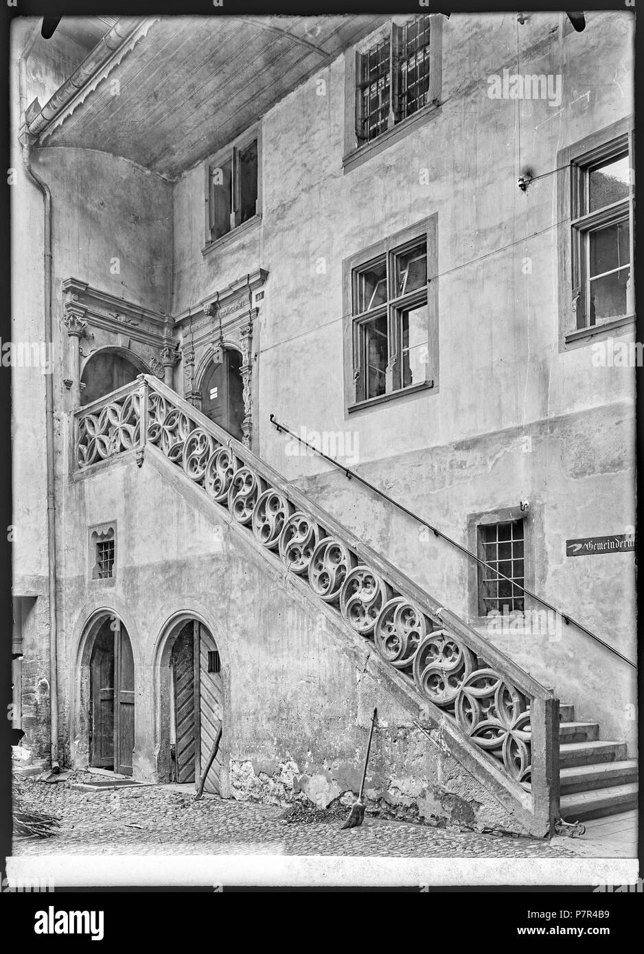 Rheinfelden, Haus, Treppe, Vue partielle; Vue partielle des escaliers et de la Fassade d'une Maison Vue depuis La Cour, à Rheinfelden dans le Canton d'Appenzell. 1901 79 CH-NB-Rheinfelden, Haus, Treppe, Vue partielle - Sammlung Max Van Berchem - EAD -7093 Stockfoto