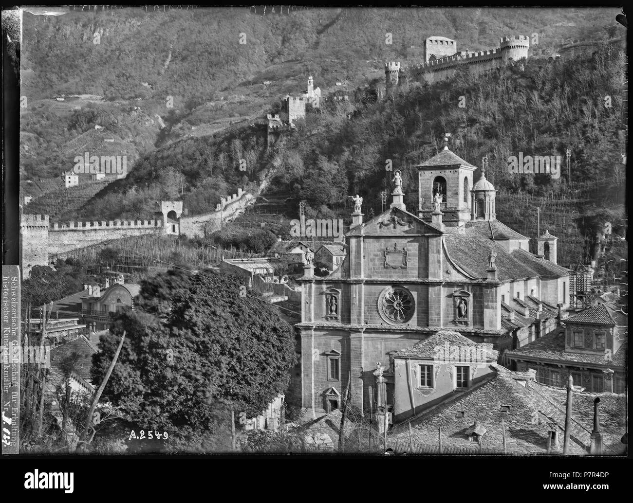 Bellinzona Castello di Montebello, Vue partielle; Vue partielle du Château de Montebello, de la Cathédrale et des Maisons se trouvant en Dessous, à Bellinzona dans le Canton du Tessin. 1904 67 CH-NB-Bellinzona, Castello di Montebello, Vue partielle - Sammlung Max Van Berchem - EAD-7114 Stockfoto