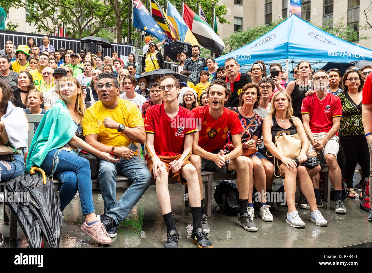 New York, Vereinigte Staaten. 06. Juli 2018. Belgien Fans reagieren, 2018 FIFA World Cup Russland Spiel zwischen Brasilien und Belgien durch Telemundo Deportes am Rockefeller Center Kredit gefördert: Lev Radin/Pacific Press/Alamy leben Nachrichten Stockfoto