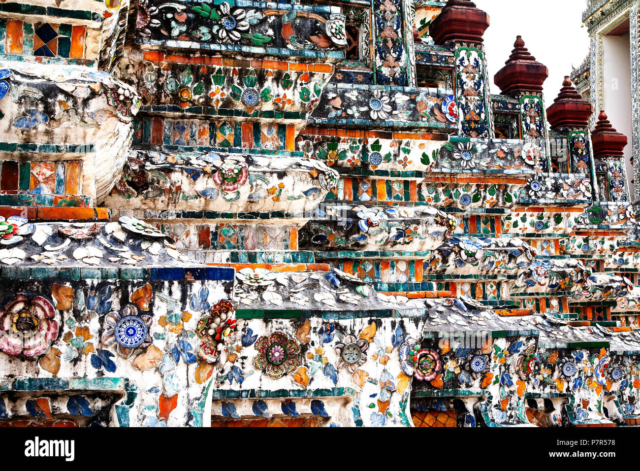 Die reich verzierten Details der Wat Arun auf dem choa Phraya. Bangkok, Thailand. Stockfoto